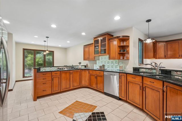 628 Omaha Way, Franklin Lakes, NJ 07417