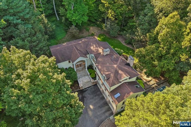 628 Omaha Way, Franklin Lakes, NJ 07417