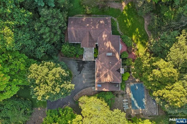 628 Omaha Way, Franklin Lakes, NJ 07417