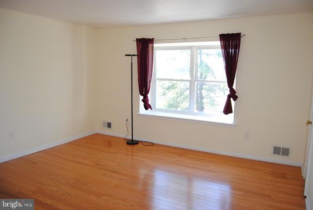 10 FEATHERBED CT, Lawrenceville, NJ 08648