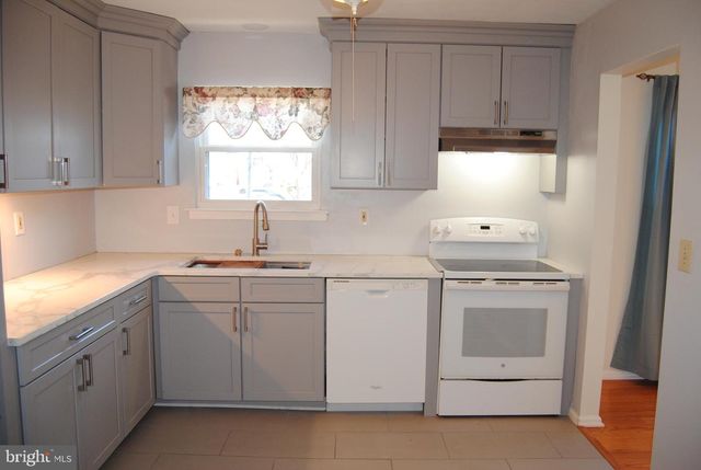 10 FEATHERBED CT, Lawrenceville, NJ 08648