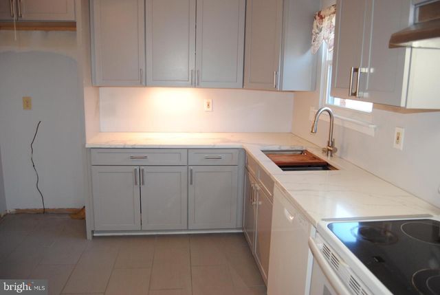 10 FEATHERBED CT, Lawrenceville, NJ 08648