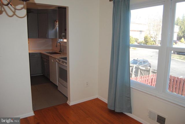 10 FEATHERBED CT, Lawrenceville, NJ 08648