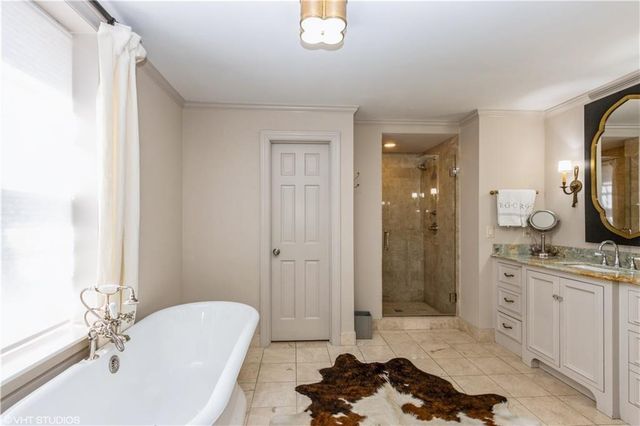 229 Ward Parkway 101B, Kansas City, MO 64112