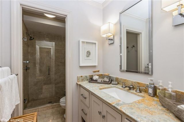 229 Ward Parkway 101B, Kansas City, MO 64112