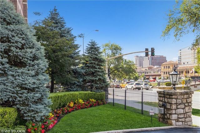 229 Ward Parkway 101B, Kansas City, MO 64112