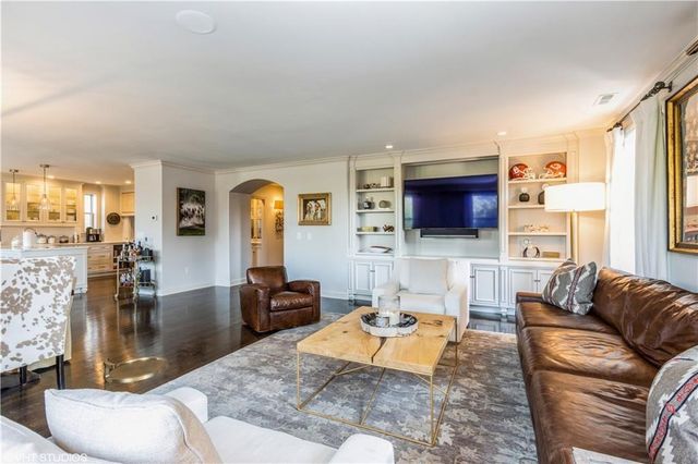 229 Ward Parkway 101B, Kansas City, MO 64112
