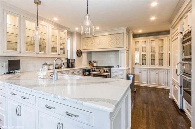 229 Ward Parkway 101B, Kansas City, MO 64112