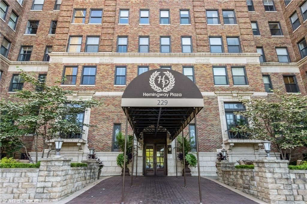 229 Ward Parkway 101B, Kansas City, MO 64112