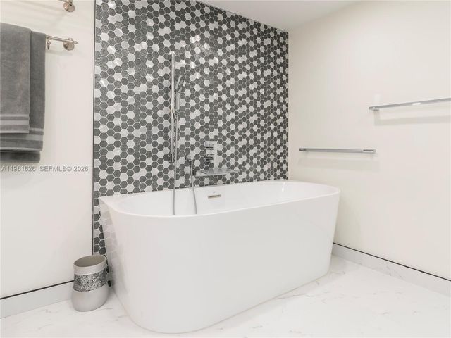 19707 Turnberry Way 18K, Aventura, FL 33180