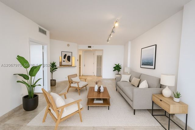 888 Brickell Key Dr 806, Miami, FL 33131