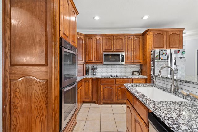 2000 Pin Oak Drive, Kaufman, TX 75142