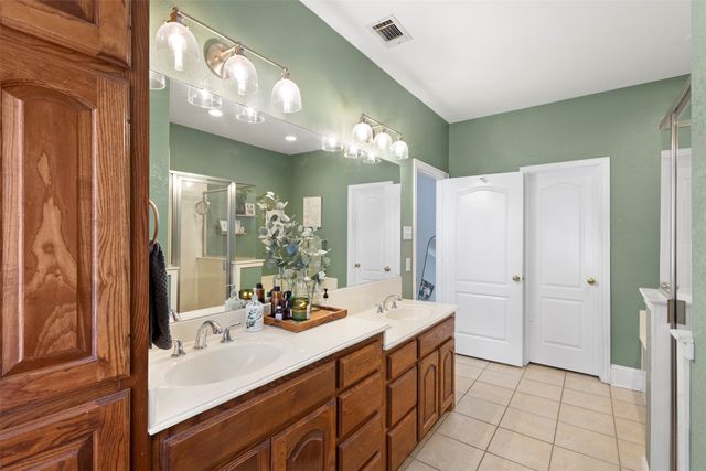 2000 Pin Oak Drive, Kaufman, TX 75142