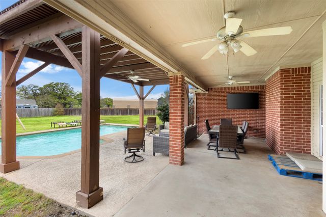 2000 Pin Oak Drive, Kaufman, TX 75142