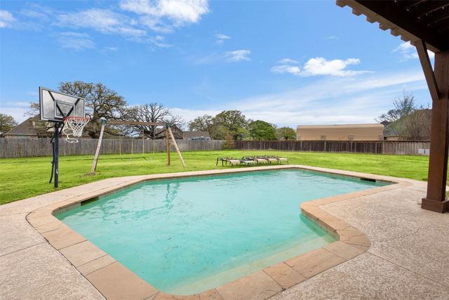 2000 Pin Oak Drive, Kaufman, TX 75142