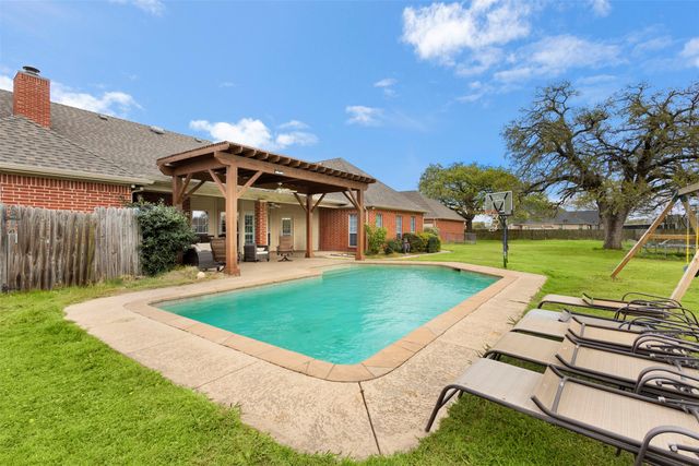 2000 Pin Oak Drive, Kaufman, TX 75142