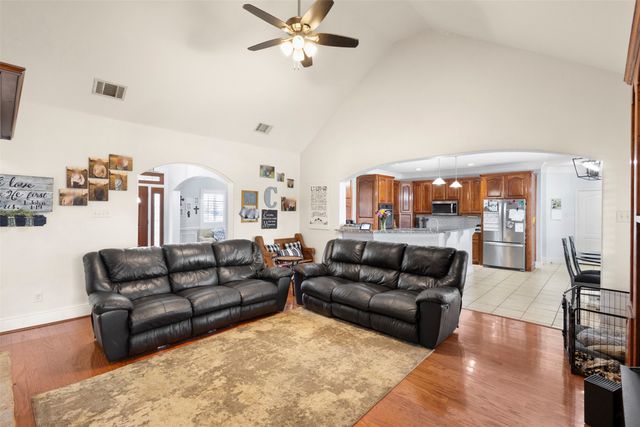 2000 Pin Oak Drive, Kaufman, TX 75142