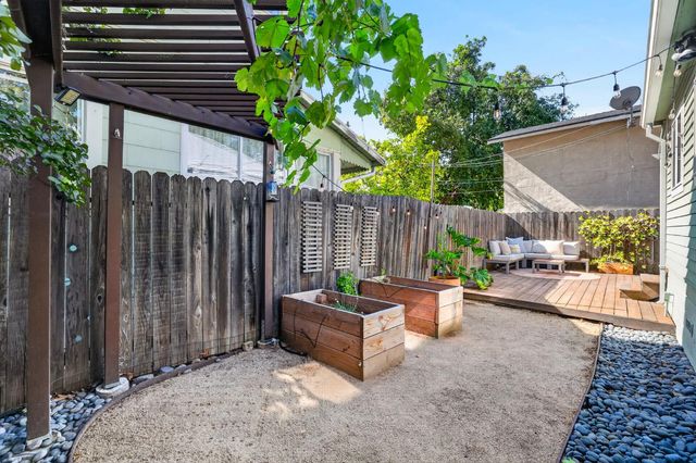 305 21st St, Sacramento, CA 95811