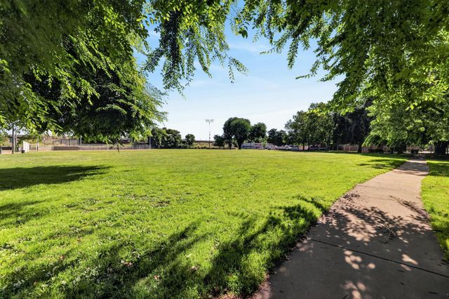 305 21st St, Sacramento, CA 95811
