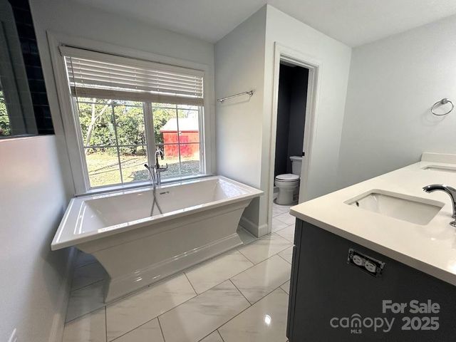 7117 Woodstream Drive, Charlotte, NC 28210