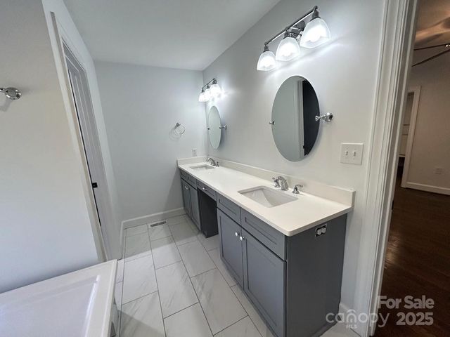 7117 Woodstream Drive, Charlotte, NC 28210