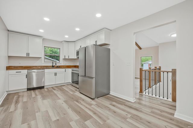 7255 Oakdale Drive, Newburgh, IN 47630