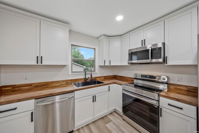 7255 Oakdale Drive, Newburgh, IN 47630