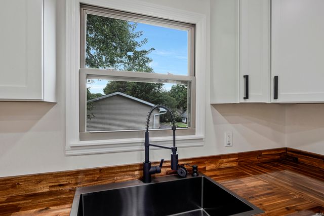 7255 Oakdale Drive, Newburgh, IN 47630