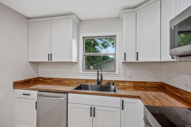7255 Oakdale Drive, Newburgh, IN 47630