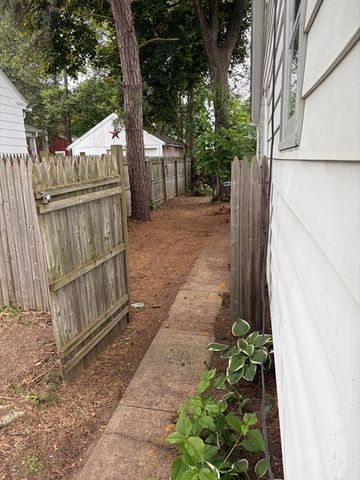 16 Fenimore Blvd, Springfield, MA 01108