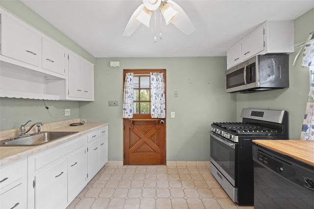 308 Sandy Dr, Shaler, PA 15116