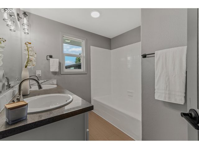 8318 Se MIDDLE Way, Vancouver, WA 98664