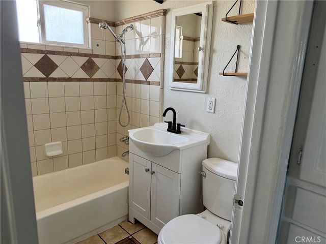 220 N Orange Avenue, Azusa, CA 91702