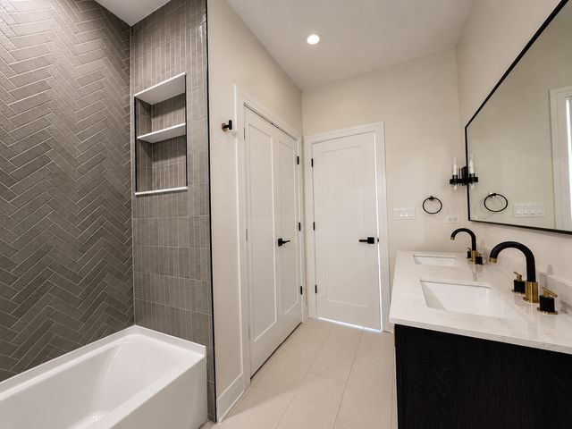 4020 N Francisco Avenue, Chicago, IL 60618