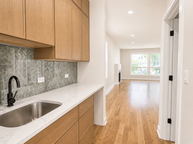 4020 N Francisco Avenue, Chicago, IL 60618