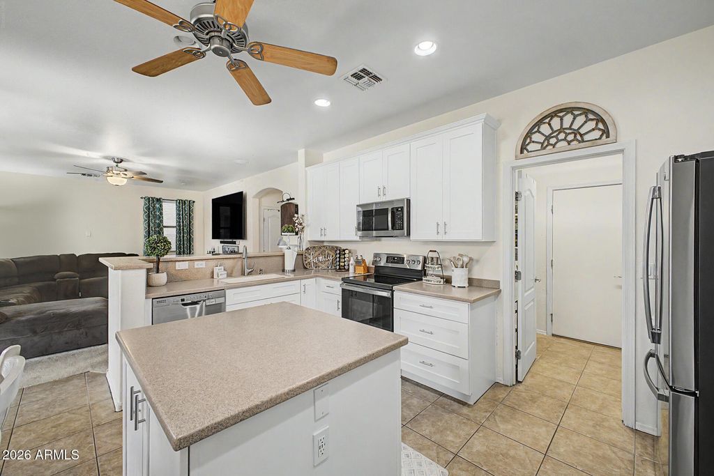 Image 11 of property listing at 42605 W ROSALIA Drive, Maricopa, AZ 85138