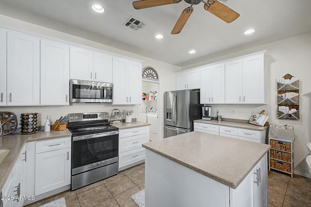 Image 12 of property listing at 42605 W ROSALIA Drive, Maricopa, AZ 85138