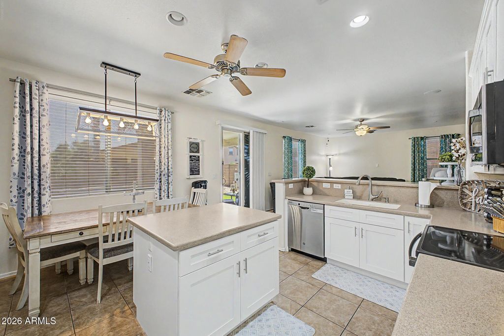 Image 13 of property listing at 42605 W ROSALIA Drive, Maricopa, AZ 85138