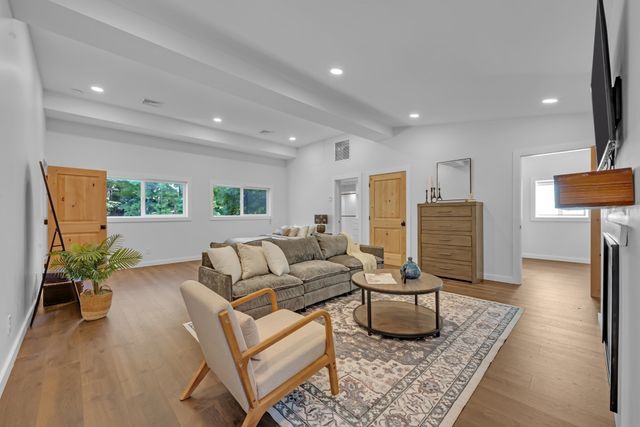335 Salisbury St, Worcester, MA 01609