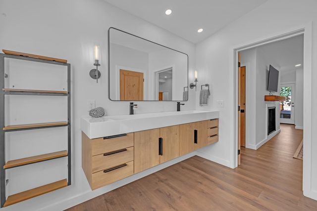 335 Salisbury St, Worcester, MA 01609