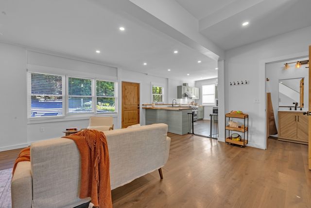 335 Salisbury St, Worcester, MA 01609