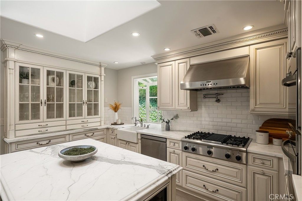 Image 11 of property listing at 5062 Calvin Avenue, Tarzana, CA 91356