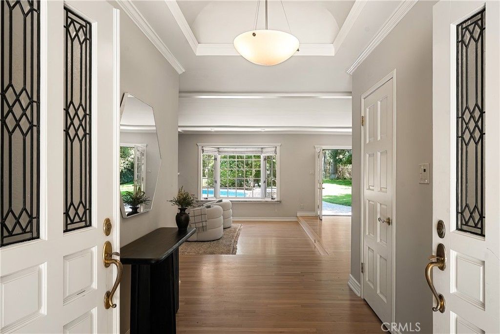 Image 2 of property listing at 5062 Calvin Avenue, Tarzana, CA 91356