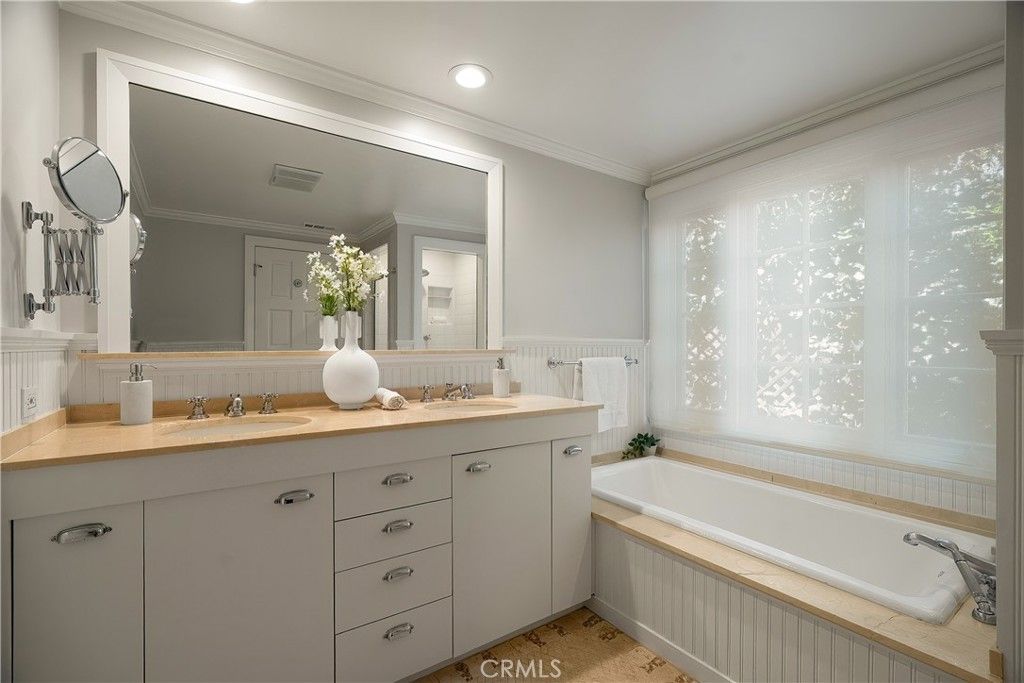 Image 20 of property listing at 5062 Calvin Avenue, Tarzana, CA 91356