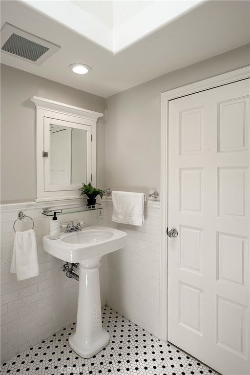 Image 26 of property listing at 5062 Calvin Avenue, Tarzana, CA 91356