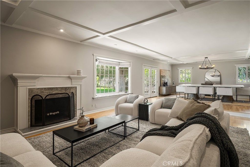 Image 3 of property listing at 5062 Calvin Avenue, Tarzana, CA 91356