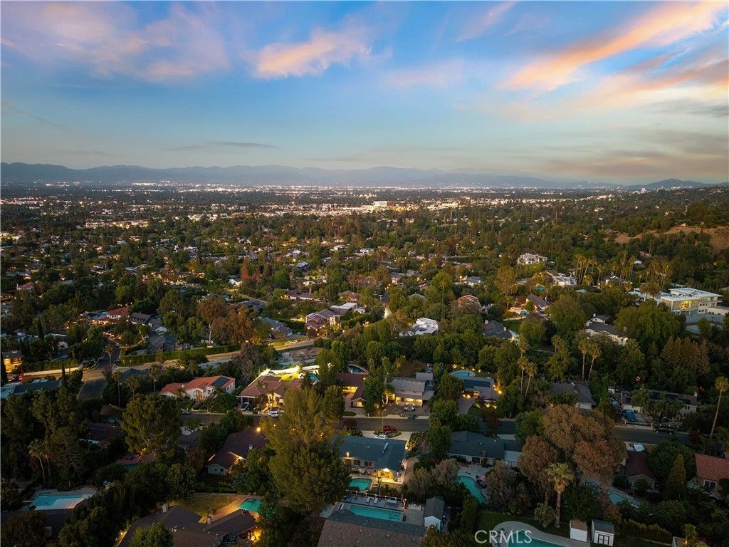 Image 32 of property listing at 5062 Calvin Avenue, Tarzana, CA 91356