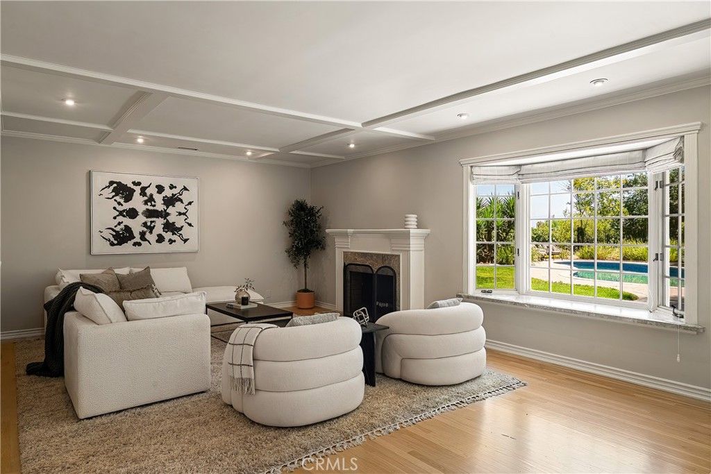 Image 4 of property listing at 5062 Calvin Avenue, Tarzana, CA 91356