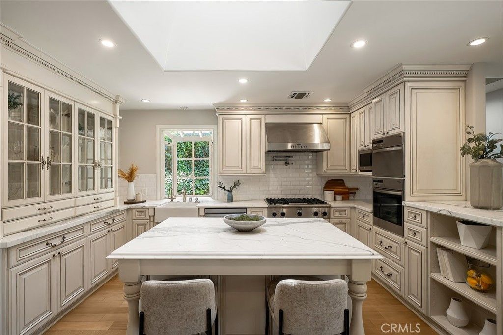 Image 9 of property listing at 5062 Calvin Avenue, Tarzana, CA 91356
