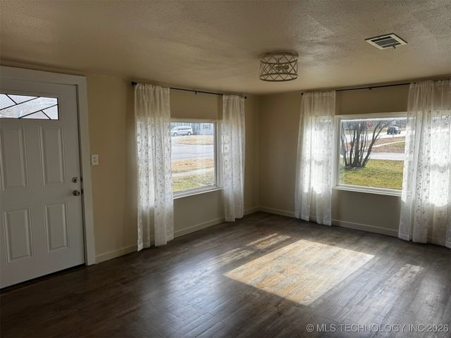 712 S McQuarrie Avenue, Wagoner, OK 74467